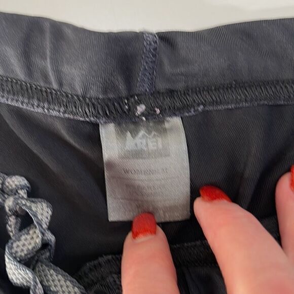 REI Capri athletic leggings.  Size Medium. - Picture 3 of 4
